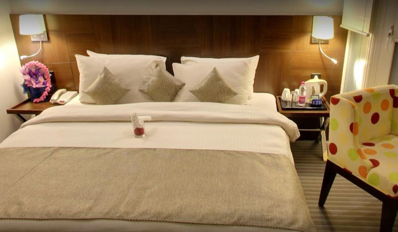 K10 Hotel Vadodara Extérieur photo